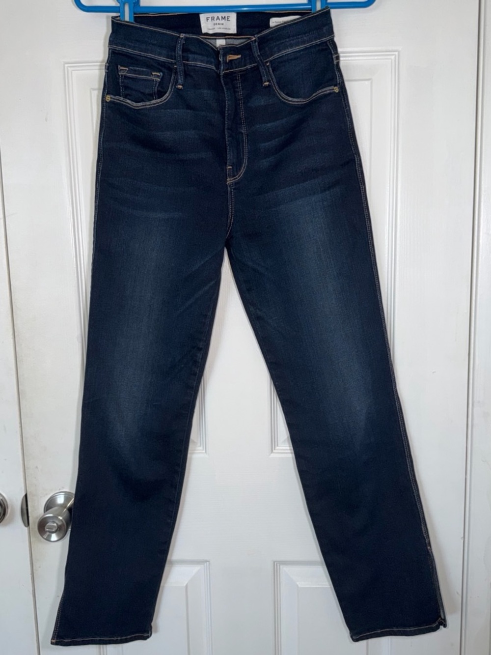 Frame Denim Le Sylvia Slender Straight
Crop side slit Dark Indigo (Cabana)